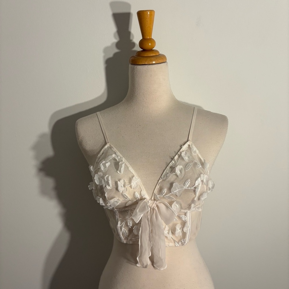 Victorias Secret Womens Bralette Medium White Cream Lace Delicate Floral Bow
